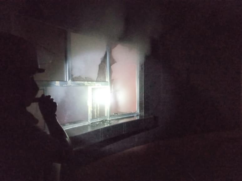 Los responsables quebraron el vidrio y con ramas de una palma provocaron el incendio que consumió todo lo que había en la oficina. (EL SIGLO DE TORREÓN)