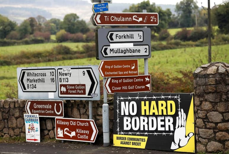 Un siglo después, la frontera entre las dos Irlandas es invisible gracias al proceso de paz lanzado en 1998, pero la división en el Ulster aún es muy visible. (EFE)