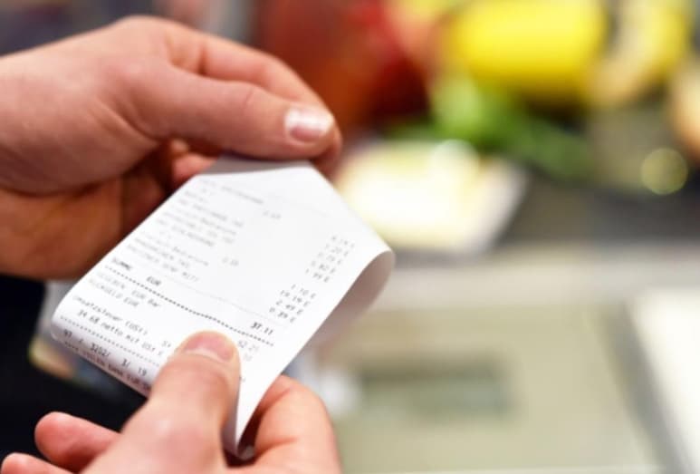 La Profeco llamó a las tiendas de autoservicio a dejar de revisar los tickets de los consumidores. (AGENCIAS)