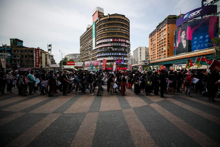 Miles de personas volvieron a salir a las calles este domingo en protesta contra la junta militar. (EFE)