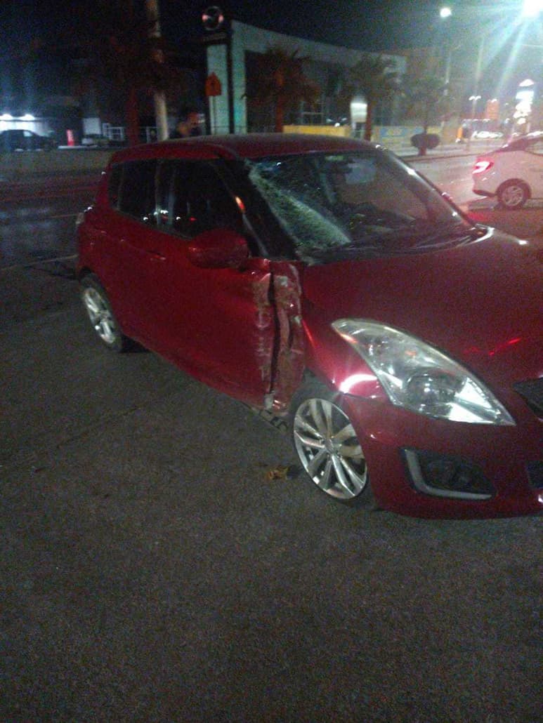 El automóvil siniestrado es un Suzuki Swift color rojo modelo 2016, el cual portaba las placas de circulación FPY-34-36. (EL SIGLO DE TORREÓN)
