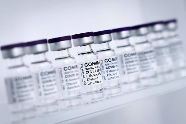 El regulador de medicamentos de la Unión Europea está evaluando una solicitud de Pfizer y BioNTech para extender la aprobación de su vacuna contra el coronavirus para incluir a niños de entre 12 y 15 años. (ARCHIVO)