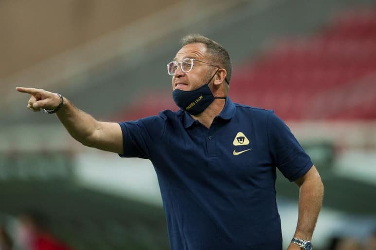 Leopoldo Silva, presidente de Pumas, ratificó al argentino como entrenador del equipo para el siguiente torneo. (ARCHIVO)