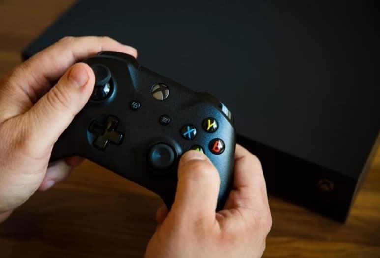 El occiso se quedó hasta la media noche jugando videojuegos y al día siguiente fue encontrado muerto frente al televisor (ESPECIAL)