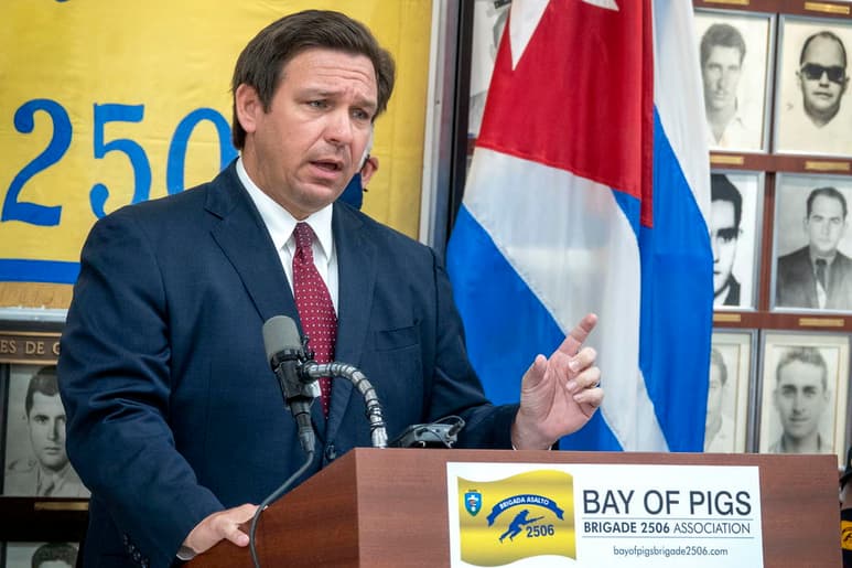 El gobernador de Florida, Ron DeSantis, revocó este lunes todas las órdenes de emergencia dictadas por las autoridades locales para lidiar con la COVID-19 y anunció que además firmó un decreto que impedirá que aparezcan nuevas que puedan suponer el cierre de negocios y restricciones de movimientos. (ARCHIVO)