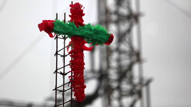 El 3 de mayo se celebra el Día de la Santa Cruz, una fecha en la que personas indígenas, trabajadores de la construcción y comunidades agrícolas se reúnen para colocar cruces, ir a misa, hacer procesiones religiosas y celebrar con un gran festín. (Especial) 