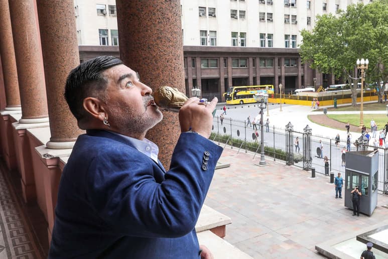 La junta médica convocada por la justicia para investigar la muerte de Diego Maradona en noviembre pasado concluyó que el ex astro agonizó durante más de 12 horas antes de su deceso, que no recibió el tratamiento adecuado para un paciente de su condición y que estaría vivo si hubiera estado hospitalizado. (ARCHIVO)