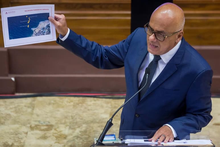 El jefe del Parlamento de Venezuela, Jorge Rodríguez, dijo este lunes que el ataque marítimo frustrado conocido como 'Operación Gedeón' ocurrido hace un año contra el país caribeño está 'comprobado', luego de que en los últimos meses Colombia detuviera a implicados y destruyera campamentos de mercenarios. (EFE)