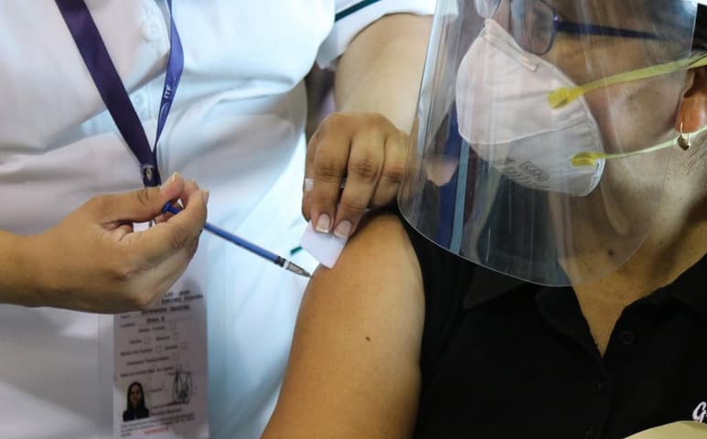 Este lunes 03 de mayo inicio a la fase de aplicación de la segunda dosis de la vacuna anti-COVID, para los adultos mayores de 60 años que habitan la zona rural del norte de Coahuila, particularmente en los municipios de Guerrero, Hidalgo y Zaragoza; donde mil 375 personas completaron su esquema de vacunación. (ARCHIVO)