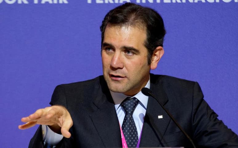 Tras advertir que vivimos tiempos de polarización con dosis de intolerancia, el consejero presidente del Instituto Nacional Electoral (INE), Lorenzo Córdova, subrayó que una eventual reforma electoral no debe plantearse como una especie de 'ajuste de cuentas' por decisiones de la autoridad electoral que no gustan, ya que 'sería muy lamentable' que después de tantos esfuerzos entremos en una lógica de contrarreformas o de un agotamiento y erosión del sistema electoral. (ARCHIVO)