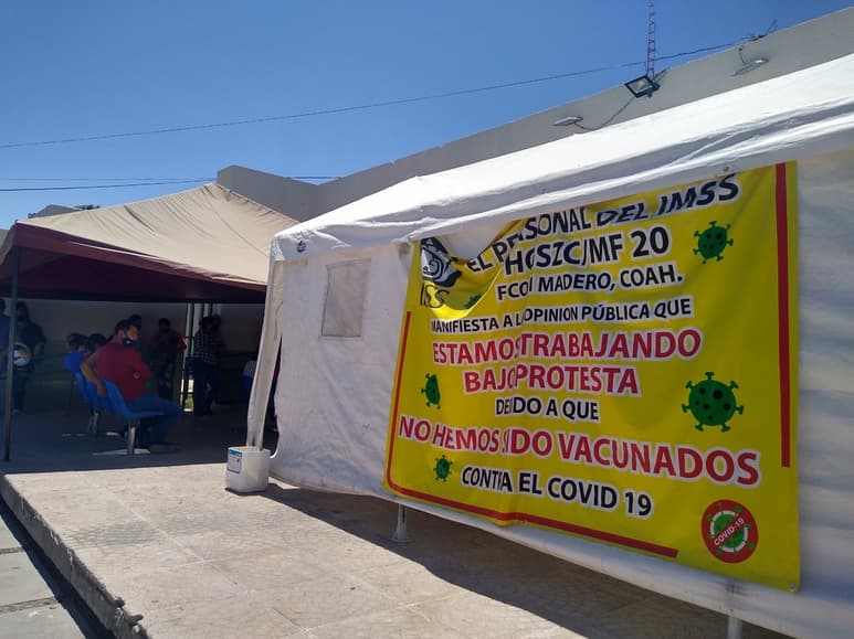 Empleados del Hospital IMSS en Madero colocaron una lona donde manifiestan su inconformidad porque hay algunos compañeros que no han recibido la vacuna contra el COVID-19. (EL SIGLO DE TORREÓN)