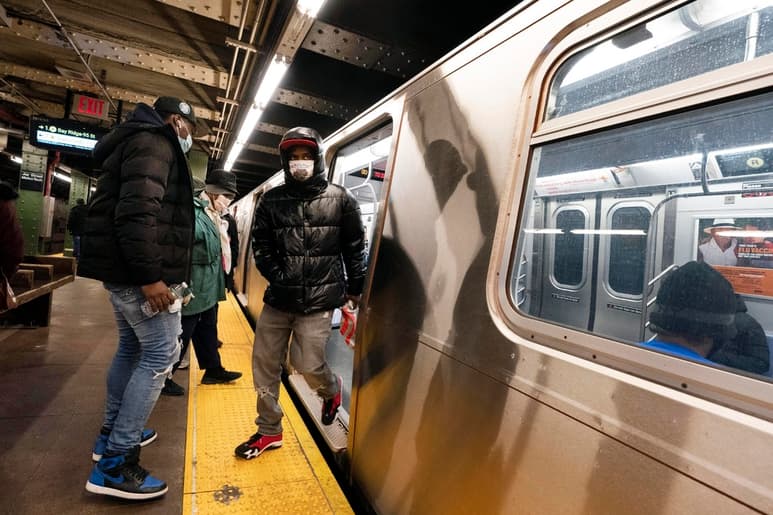 NY levantará a lo largo de mayo la mayoría de las restricciones. (ARCHIVO)