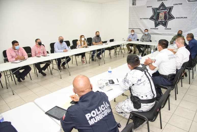 En la reunión estuvieron representantes de tiendas y autoridades de los tres niveles de gobierno.