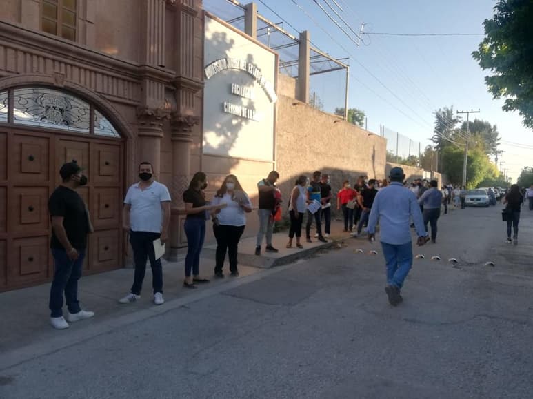 Israel Castro Muñoz, enlace operativo de la Secretaría de Educación en el módulo de vacunación, detalló que serán aproximadamente 14 mil 500 dosis las que se aplicarán en dicha sede desde hoy hasta el próximo viernes 7 de mayo. (EL SIGLO DE TORREÓN)