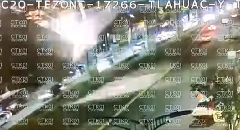 Cámaras de seguridad de la zona captaron el momento en el que el convoy cayó al desplomarse la Línea 12 del Metro, en la CDMX (ESPECIAL)