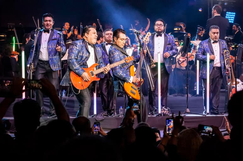 Los Ángeles Azules se han destacado por romper las barreras de los géneros musicales y de los niveles socioeconómicos por medio de su propuesta musical, es por eso que han sido invitados a realizar una dinámica con el fin de establecer un récord, pero sobre todo de hacer pasar un rato agradable a la gente de México. (ESPECIAL)