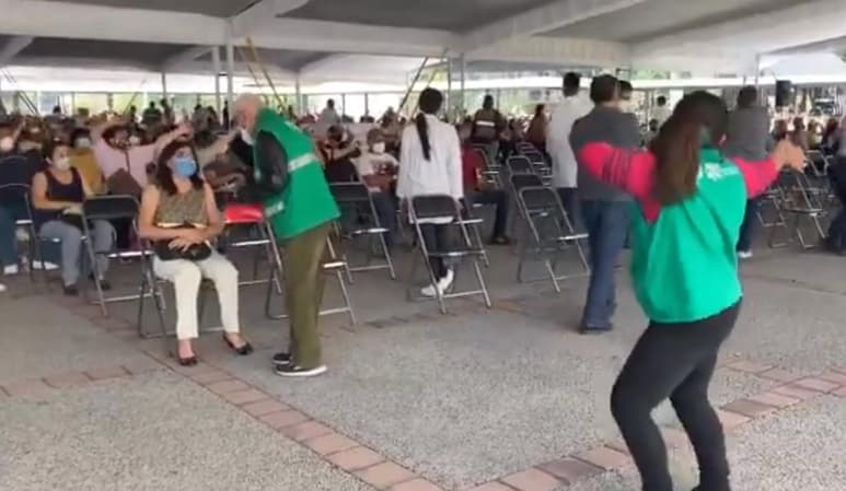 Personal del Gobierno de la Ciudad de México, se encargó de coordinar los pasos de baile entre las personas que esperaban recibir su vacuna (CAPTURA)