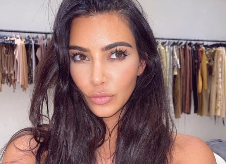 La empresaria estadounidense vuelve a 'cautivar' con su físico en redes sociales (@KIMKARDASHIAN)