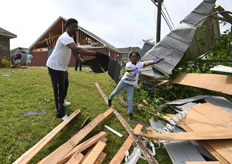 Gran parte del sur de Estados Unidos enfrentaba el martes los embates de tormentas que han matado al menos a tres personas desde el domingo por la noche y causado cuantiosos daños desde Mississippi hasta Virginia Occidental. (ESPECIAL)