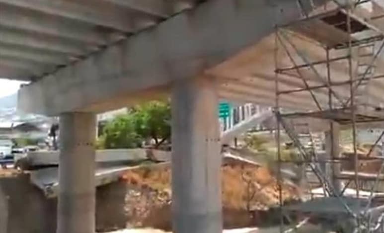 La viga cayó parcialmente y no causó personas lesionadas, en avenida Ignacio Morones Prieto, a la altura de avenida Montaña, en la colonia Infonavit la Huasteca, en el municipio de Santa Catarina. (TWITTER)