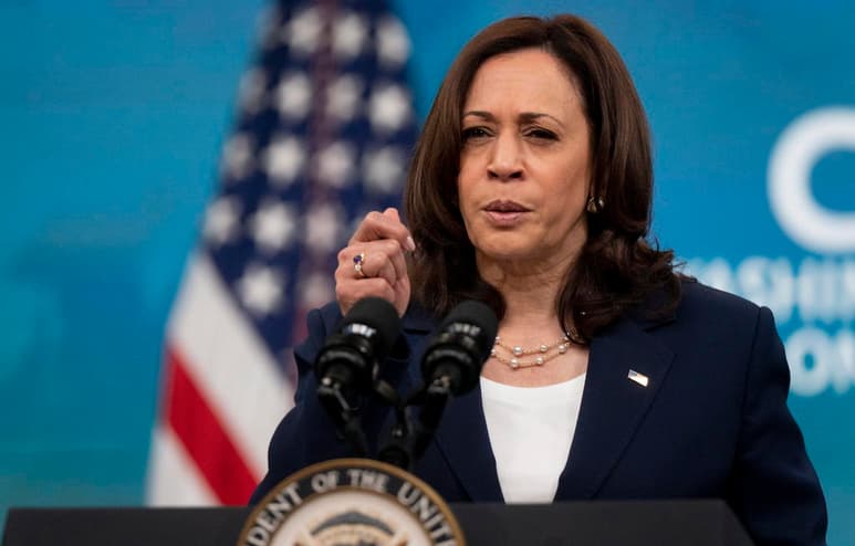 La vicepresidenta de Estados Unidos, Kamala Harris, expresó este martes sus condolencias por el colapso de un paso elevado en la estación Olivos, de la Línea 12 del Metro. (EFE)