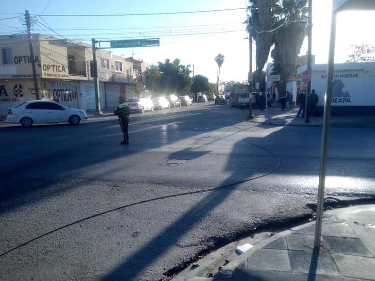 Según el reporte de la autoridad municipal, la pesada unidad derribó el cableado de algunos de estos equipos de control vial.
(EL SIGLO DE TORREÓN)