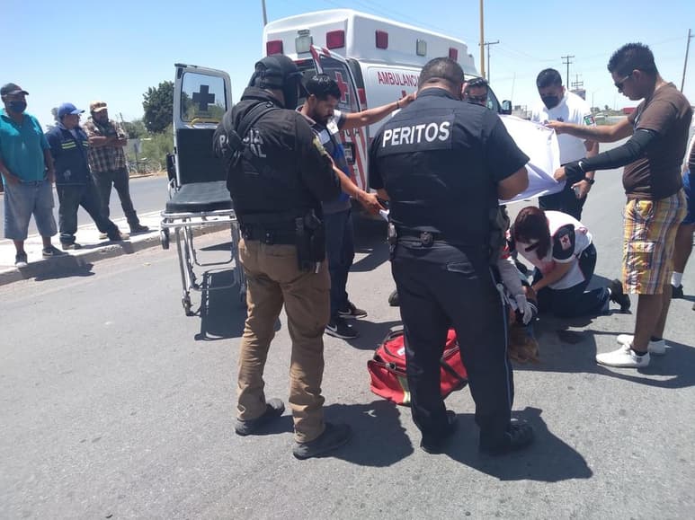 Algunos ciudadanos observaron a la femenina tendida sobre la carpeta asfáltica y solicitaron ayuda por medio de una llamada telefónica al sistema estatal de emergencias 911.
(EL SIGLO DE TORREÓN)