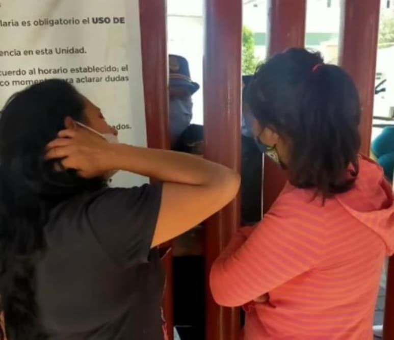Desde las 04:00 horas, a la entrada del Hospital General de Tláhuac han llegado personas en búsqueda de familiares que viajaban en el metro de la Línea 12 cuando se desplomó un vagón a la altura de la estación Olivos. (Especial)