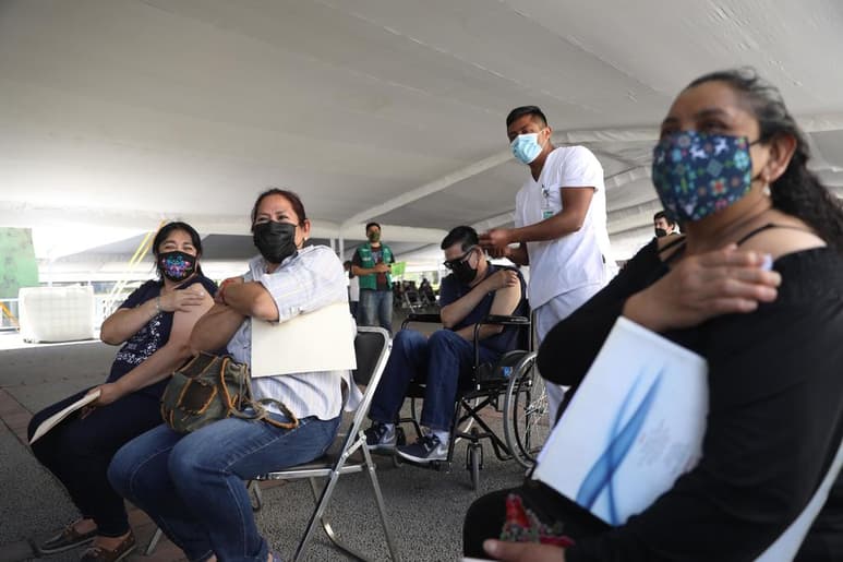 Un juez federal ordenó considerar a un grupo de médicos privados como pertenecientes a la primera línea de batalla contra el COVID-19 para que se les aplique la vacuna contra el virus, independientemente de su edad o sus condiciones de vulnerabilidad. (ARCHIVO)