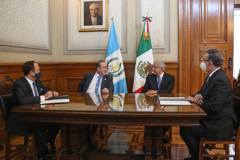 El presidente mexicano, Andrés Manuel López Obrador, acordó este martes con el mandatario de Guatemala, Alejandro Giammattei, ampliar a ese país sus programas sociales más emblemáticos, que él insiste en promover como solución a la crisis migratoria. (TWITTER)
