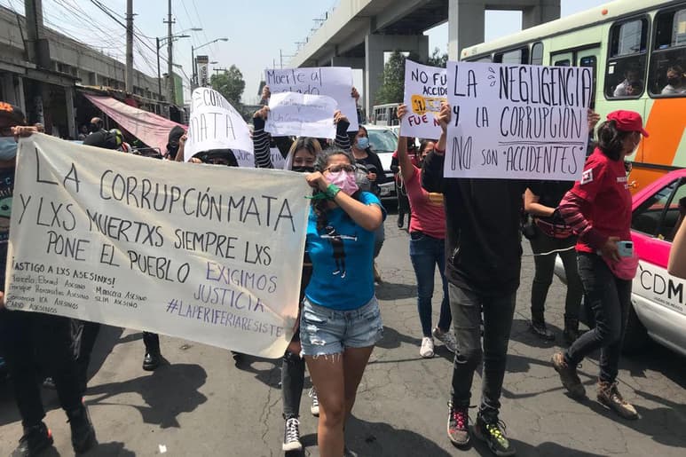 Al grito de 'No fue un accidente, fue el Estado' y 'La Negligencia y la Corrupción no son Accidentes', un grupo de no más de 100 jóvenes realizaron esta tarde una marcha de la estación Periférico Oriente a la zona donde se desplomó el tramo elevado de la Línea 12 del Metro. (EL UNIVERSAL)