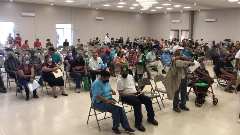 Con un total de tres mil 138 adultos mayores de 60 años que recibieron la segunda dosis de la vacuna contra el COVID-19, concluyó la segunda jornada de vacunación en la zona rural de la región norte de Coahuila; aplicándoles la vacuna de la empresa farmacéutica AztraZeneca. (RENÉ ARELLANO)