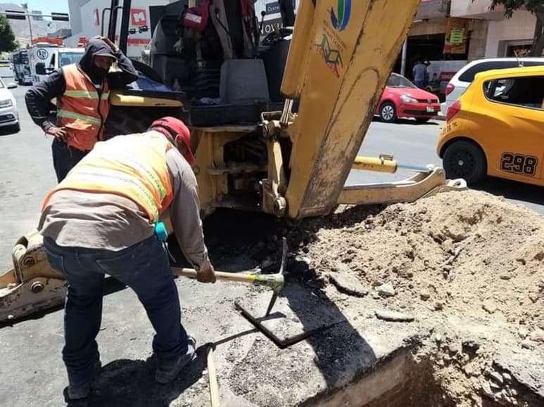 Los trabajos consistieron en la revisión de las tuberías de la red que conectan con el Mercado Juárez. (CORTESÍA)