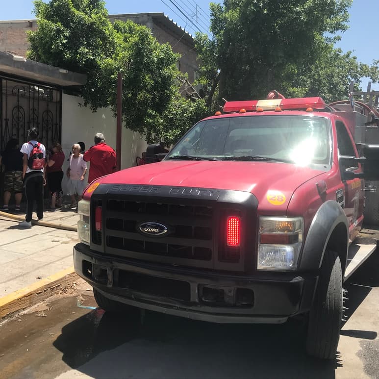 El fuego consumió algunos muebles, cartón, madera y otros objetos de valor que había en el interior. (EL SIGLO DE TORREÓN)