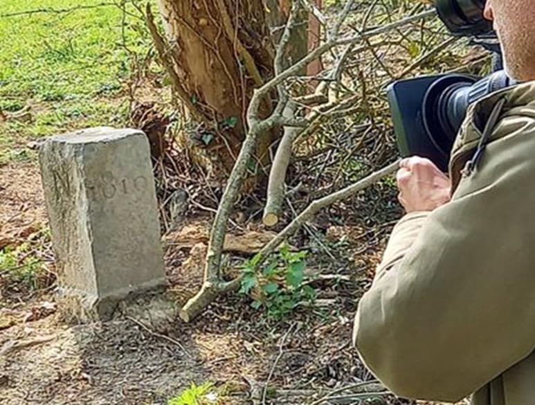 La frontera se movió unos dos metros, pero el agricultor no enfrentará cargos, mientras devuelva la piedra a su lugar. (INTERNET)