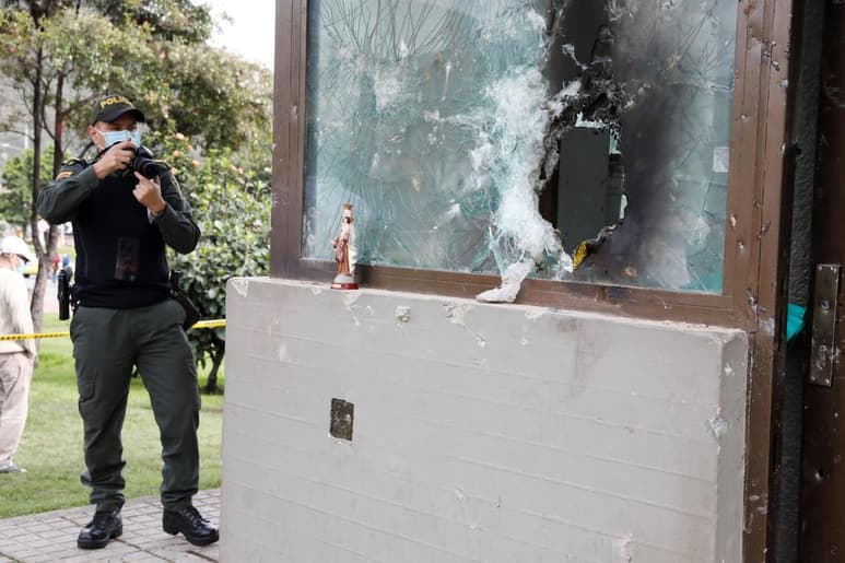 Al menos 72 civiles y 19 policías fueron heridos en la asonada de anoche en Bogotá, en la que vándalos atacaron al menos 23 estaciones de policía, una de las cuales fue incendiada con diez agentes dentro, en vísperas de un nuevo 'paro nacional' contra el Gobierno del presidente colombiano, Iván Duque. (EFE)
