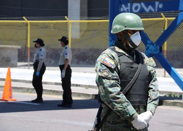 Un grupo de hombres armados acribilló el miércoles a una mujer peruana en una clínica de la ciudad ecuatoriana de Guayaquil presuntamente por error, ya que ocupaba una habitación en la que hasta el día anterior había sido atendido un hombre que se había salvado de un atentado. (ARCHIVO)