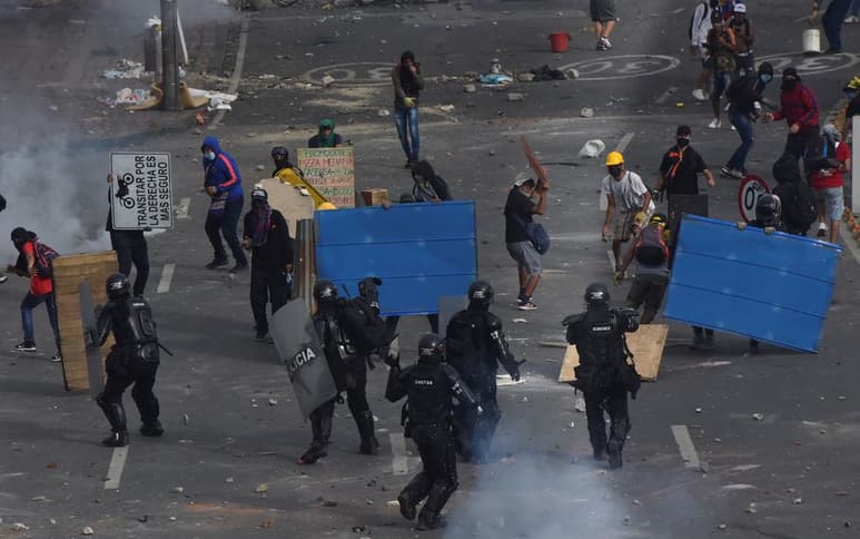 Las protestas que completan una semana en Colombia y que comenzaron por el rechazo ciudadano a un ambicioso proyecto de reforma fiscal abrieron una crisis en el Gobierno del presidente Iván Duque que busca con urgencia salidas para evitar 'la incertidumbre financiera'. (ARCHIVO)