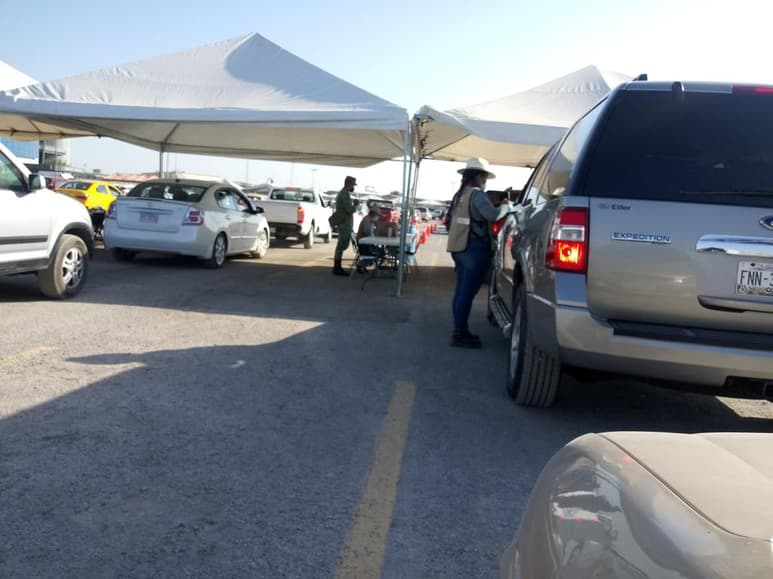 A la hora de vacunarse contra el COVID-19, se igualan todos y todos hacen fila desde temprana hora para recibir el biológico y sentirse más protegidos contra el virus. (EL SIGLO DE TORREÓN)