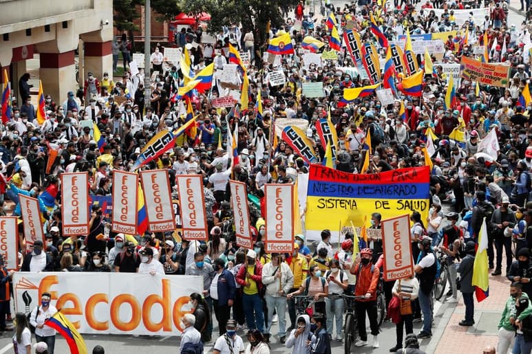 Miles de colombianos salieron este miércoles nuevamente a las calles del país en el comienzo del segundo 'paro nacional' de protesta contra el Gobierno del presidente Iván Duque, después de una semana de intensas manifestaciones y violencia con decenas de muertos. (EFE)