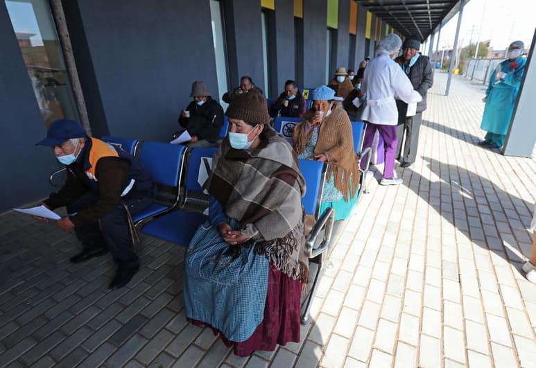 El récord de casos y muertes por la COVID-19 en la India podría reducir la oferta de vacunas en Latinoamérica y el Caribe durante los meses de mayo y junio, avisó este miércoles el subdirector de la Organización Panamericana de la Salud (OPS), Jarbas Barbosa. (ARCHIVO)