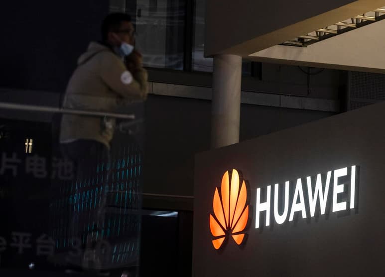 Dos años después de que EUA incluyera a Huawei en su lista negra por supuestos vínculos con la inteligencia china, el gigante asiático, que había llegado a liderar las ventas de móviles, ha ido perdiendo fuelle hasta situarse en este primer trimestre de 2021 fuera de las cinco marcas más vendidas. (ARCHIVO)