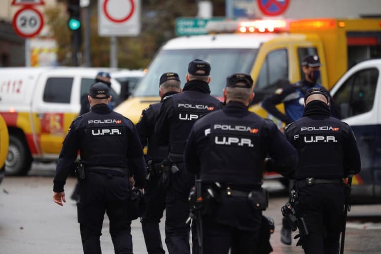 La Policía española ha detenido a cuatro jóvenes de entre 18 y 19 años por su presunta participación en una pelea multitudinaria con machetes entre dos bandas latinas rivales en el centro de la ciudad de Zaragoza (noreste). (ARCHIVO)