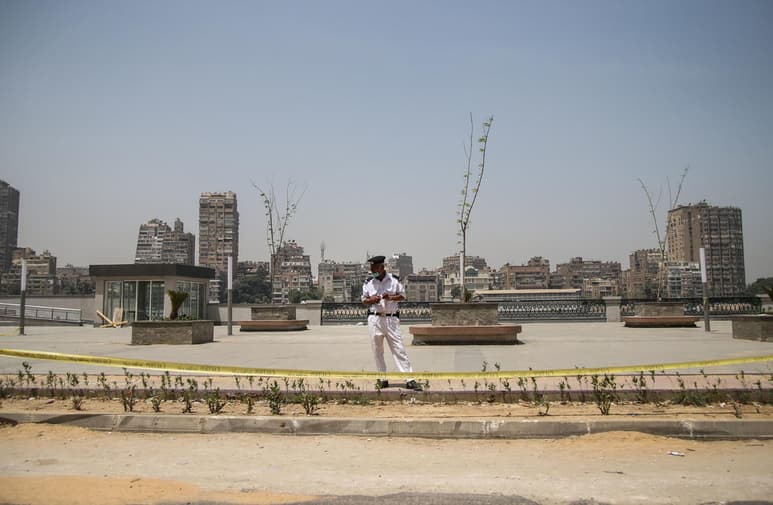 Egipto anunció este miércoles un endurecimiento de las medidas de prevención de la COVID-19, sumándose así a otros países de Oriente Medio, como Irak, Omán y Kuwait, que han aumentado las restricciones para afrontar la recta final del Ramadán ante un importante aumento de los contagios. (ARCHIVO)