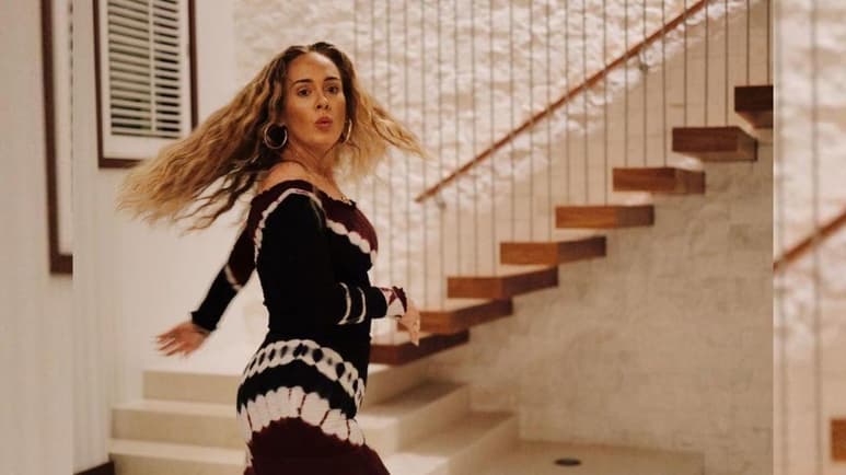 Sonriente, disfrutando de la playa y sin maquillaje, Adele reapareció en redes sociales luego de varios meses de ausencia, y lo hizo con motivo de su cumpleaños. (ESPECIAL)