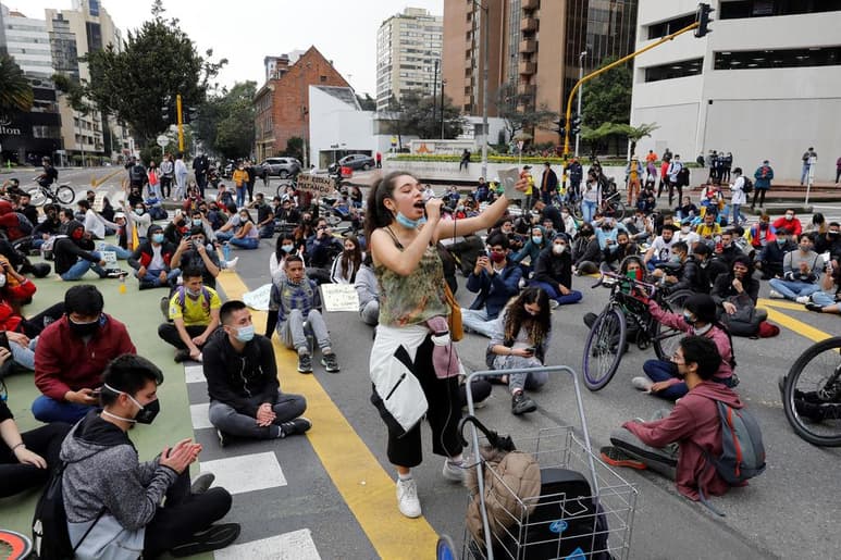 La comunidad religiosa claretiana denunció este miércoles que un helicóptero de la Policía colombiana aterrizó 'abusivamente' en uno de sus colegios en Bogotá y realizó operaciones en medio de las protestas contra el Gobierno del presidente de Colombia, Iván Duque. (EFE)