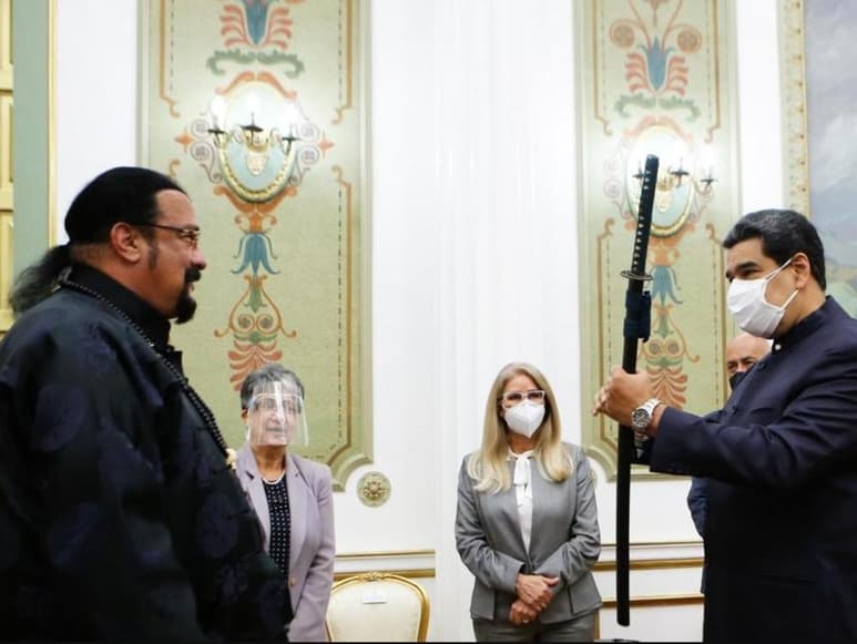 El presidente de Venezuela, Nicolás Maduro, maniobró este martes la espada samurái que le regaló el actor estadounidense Steven Seagal, a quien recibió en el palacio presidencial de Miraflores en Caracas como representante especial del Ministerio de Exteriores de Rusia.