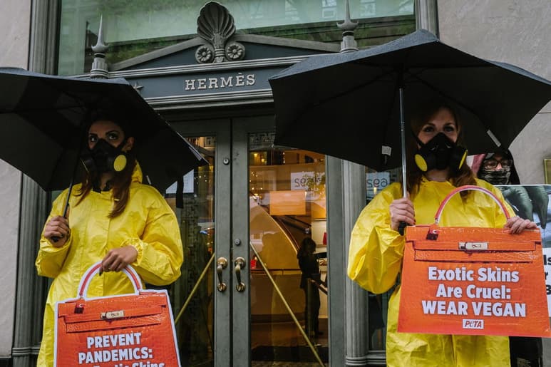 Activistas de la organización Personas por el Tratamiento Ético de los Animales (PETA) protagonizaron este miércoles una protesta frente a la tienda de Hermès situada en la lujosa Madison Avenue de Nueva York para mostrar su rechazo al uso de pieles exóticas de la marca. (EFE)