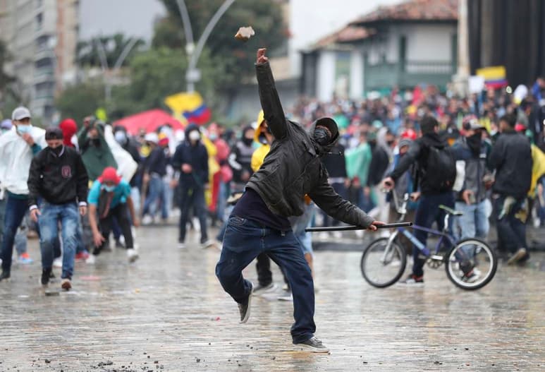 La situación se puso tensa en la Plaza de Bolívar, centro del poder político y judicial de Colombia. (AP)