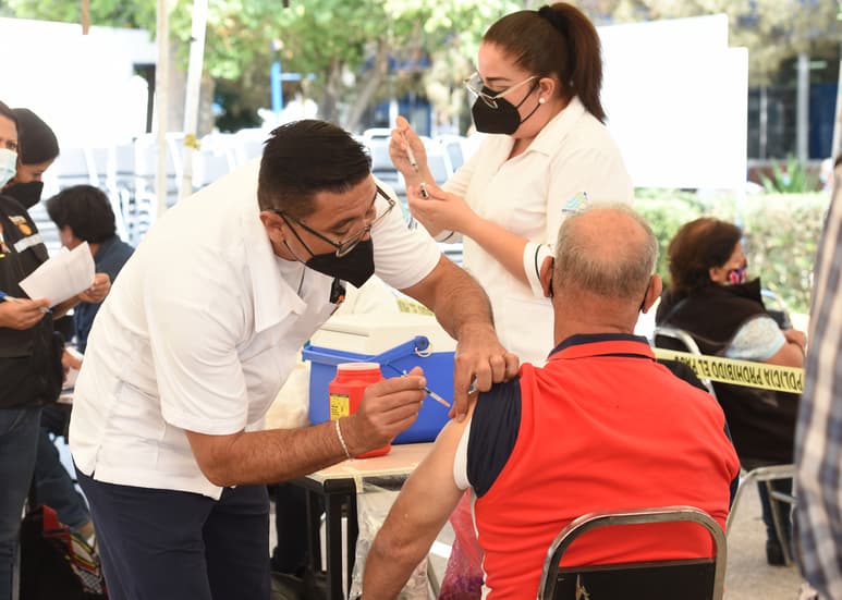 La aplicación de la segunda dosis de la vacuna anti-COVID-19 iniciará una vez que se haya vacunado al personal docente.